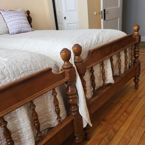 2 Ethan Allen Maple Spindle Twin Beds Frames, circa 1980s, box spring & mattress - Picture 3 of 3